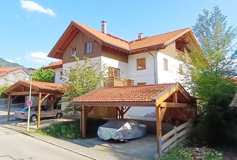 Wohnen wie im Haus: Große Wohnung (6 Räume) mit Garten und Bergpanorama